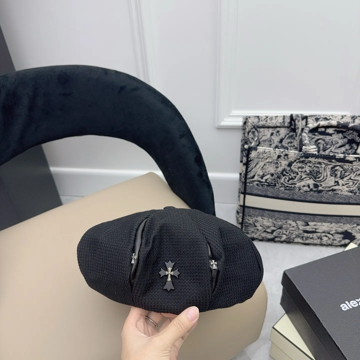 Crowe has something new in mind📣 High-end beret, heavy-duty design🤩 A must-have for fashionistas, the quality of the hat is impeccable‼ ️